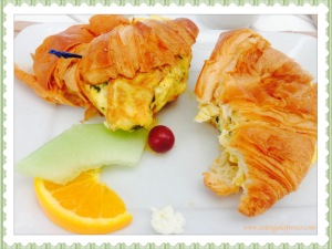 Goat cheese & egg croissant